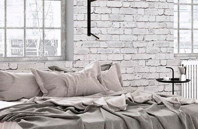 tienda online telas & papel  Un dormitorio empapelado con papel pintado  gris